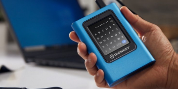 1920 GB-nyi adatot tárolhat ezen a hordozható SSD-n, melynek saját képernyőjén kell beütni a titkos kódot